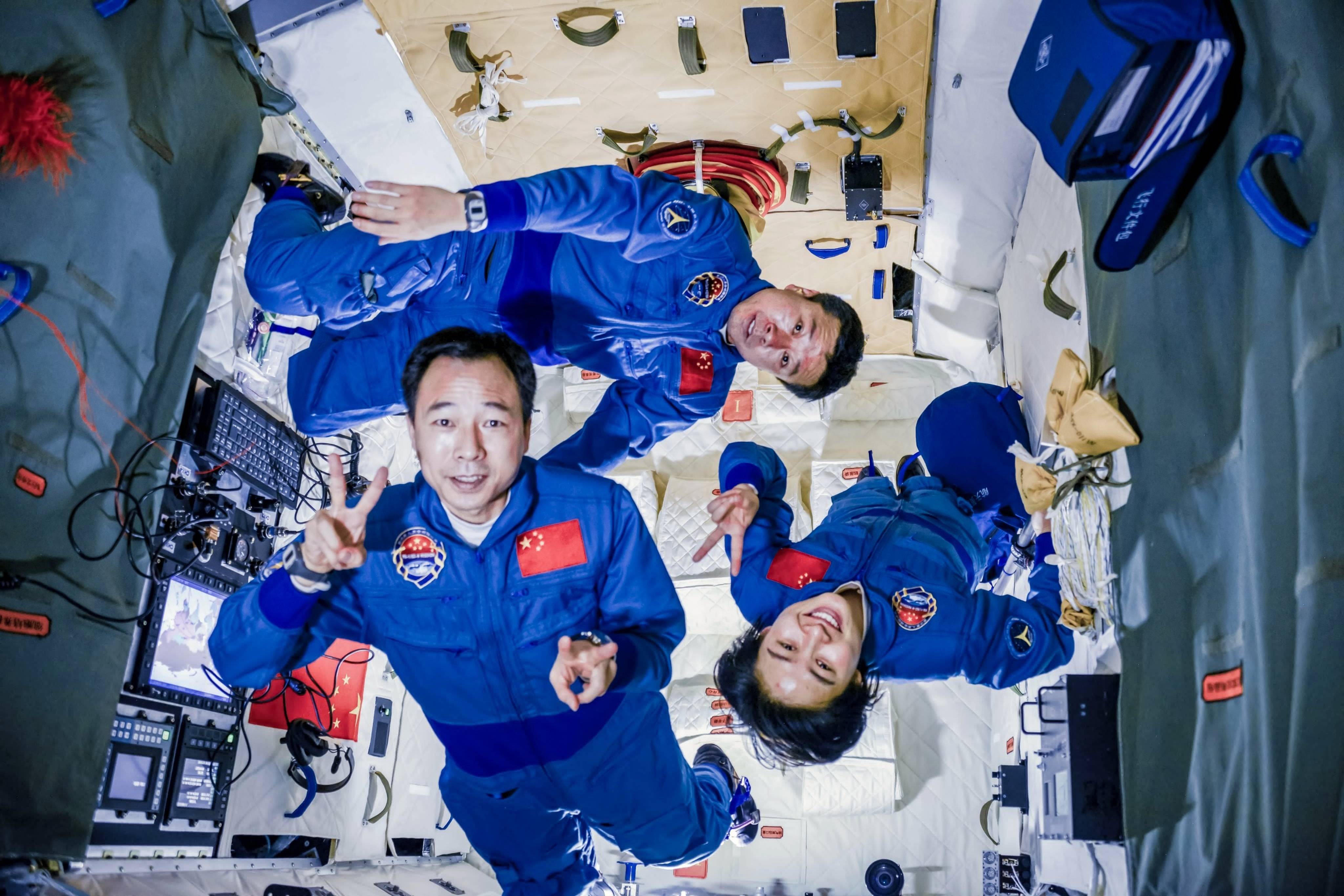 中国向神舟十四号航天员授予奖牌